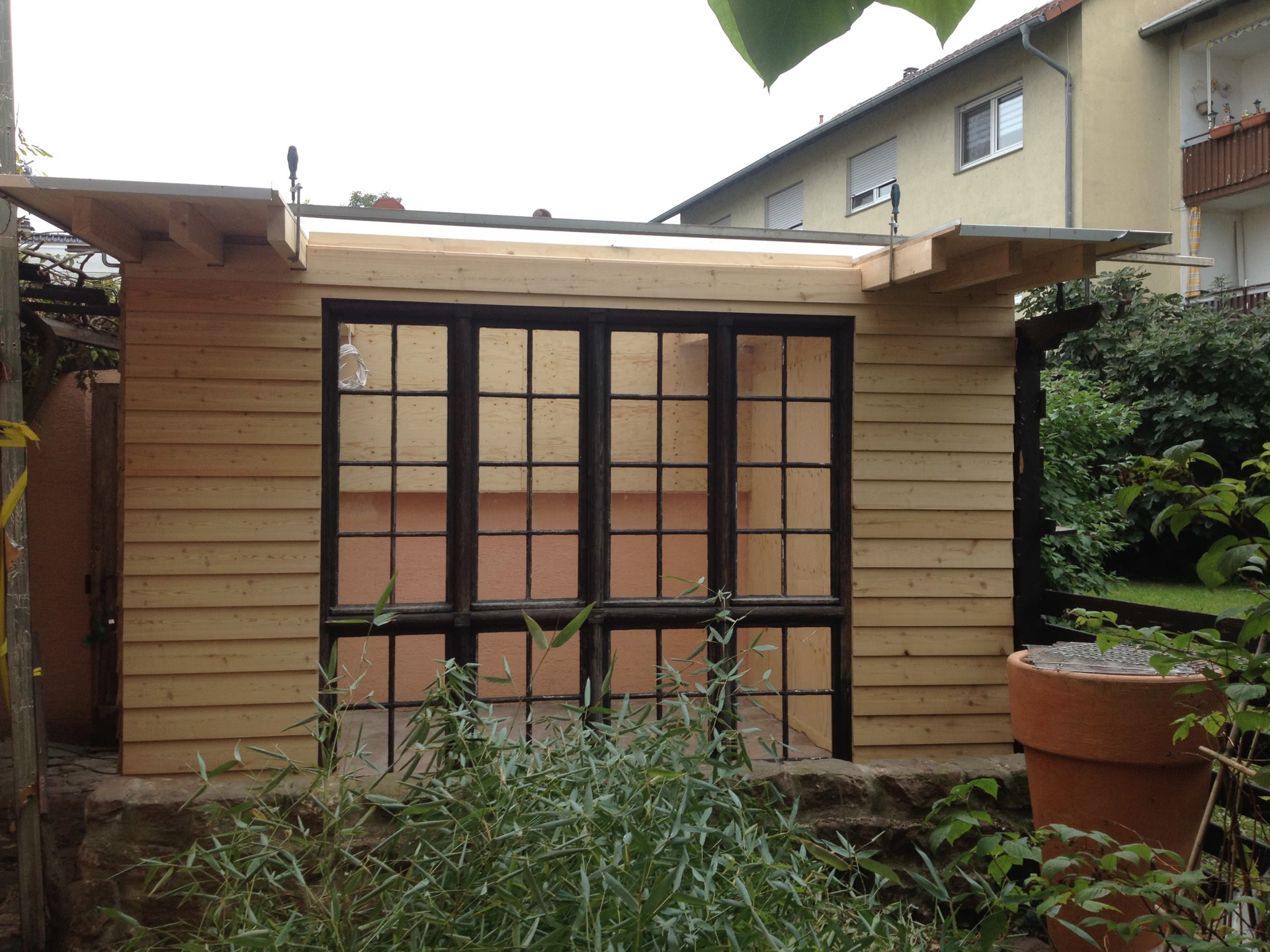 Sukkot - Holz, Glas, Metall